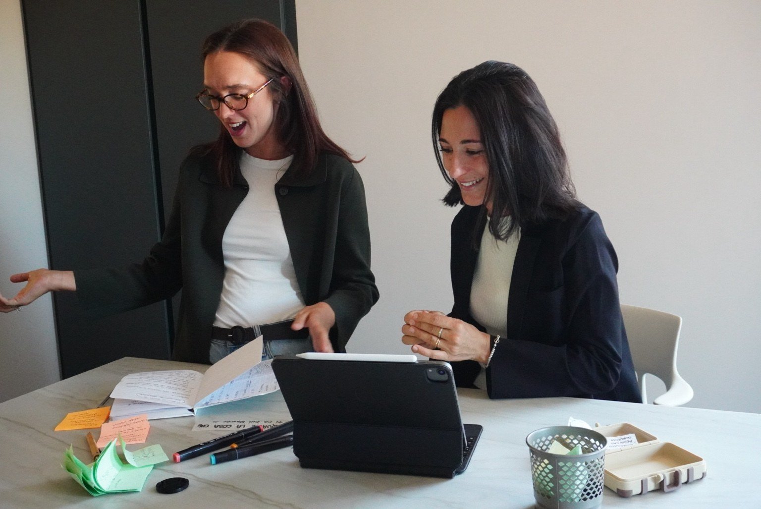 Letizia e Benedetta al lavoro durante un incontro